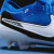 Chuteira de futebol Nike Tiempo Legend 10 Elite FG Mad Ambition em detalhes. Apresenta design moderno com cores azul, branca e preta. Possui cabedal em couro sintético FlyTouch Plus para toque preciso, forro interno Quadfit mesh com almofadas de conforto 
