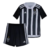 Kit Infantil Atlético-MG Adidas 2024/25, composto por camisa alvinegra com listras verticais degradê e calção preto oficial. Gola redonda branca e mangas pretas com as três listras Adidas nos ombros. Escudo do Galo aplicado no peito esquerdo e logo Adidas