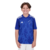 Kit Infantil Cruzeiro Adidas 2024/25, composto por camisa azul com padrão gráfico exclusivo inspirado nos anos 90 e calção azul oficial. Padrão de losangos e estrelas representando conquistas históricas. As três listras Adidas brancas nas mangas, gola azu