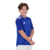 Kit Infantil Cruzeiro Adidas 2024/25, composto por camisa azul com padrão gráfico exclusivo inspirado nos anos 90 e calção azul oficial. Padrão de losangos e estrelas representando conquistas históricas. As três listras Adidas brancas nas mangas, gola azu