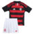 Kit Infantil Flamengo I 2025/26 oficial Adidas, composto por camisa listrada em vermelho e preto com finas linhas interseccionando as bordas, gola V preta com detalhe vermelho, três listras vermelhas nos ombros, escudo CRF branco no lado esquerdo do peito