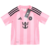 Kit Infantil Inter Miami I 2025, composto por camisa rosa com listras verticais em diferentes tons, detalhes em preto nas mangas e gola, escudo oficial do clube no peito esquerdo, logo da Adidas em preto no lado direito, patrocinador Royal Caribbean abaix