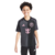 Kit Infantil Inter Miami II 2025, composto por camisa meio a meio com divisão preto e cinza carbono, gola redonda preta, friso carbono na nuca, escudo do clube em rosa sobre fundo preto, logo da Adidas e patrocínios em rosa, três listras Adidas nos ombros