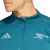 conjunto de treino Arsenal Adidas 2023-2024, composto por jaqueta verde com detalhes em azul marinho e logotipos da Adidas e Arsenal. O modelo demonstra conforto e liberdade de movimento, ideal para treinos intensos.
