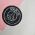 Camisa Feminina Reserva PSG Nike 2021/22 - Branca com faixa preta e detalhes em rosa. Gola redonda, punhos preto e rosa, Swoosh e escudo PSG.