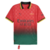 Quarta camisa do AC Milan 2025 Puma x Off-White com design inovador. O manto apresenta um degradê vermelho para verde, gola polo estilizada em amarelo grunge e punhos combinando. Setas icônicas da Off-White estão cravadas por todo o tecido.