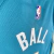 Regata City Edition Charlotte Hornets Jordan 2023/24 Azul e Dourada - Inspirada na história dourada de Charlotte, com design azul-petróleo, detalhes em menta e dourado. Logotipos primários em ouro, branco e azul. Painéis laterais menta lembrando uma colme