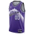 Regata City Edition Utah Jazz Nike 2023/24 em roxo e branco, inspirada no uniforme roxo da montanha de 1996-2002, com gradientes escalonados representando as majestosas cadeias montanhosas da Frente Wasatch.