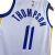 regata branca, azul e amarela com o logotipo do Golden State Warriors. A regata tem o número 30 nas costas e o nome "CURRY" acima do número. O modelo na foto está sorrindo e segurando uma bola de basquete.