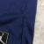 Regata da Declaração Golden State Warriors Jordan 2022-2024 azul marinho com detalhes amarelos. O logotipo Jordan Jumpman está localizado no peito e o nome da equipe "Golden State" está escrito em letras grandes nas costas. 