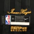 Regata Nike Memphis Grizzlies City Edition 2020/21 preta, azul e dourada, destacando detalhes dourados, inspirada na Stax Records e Isaac Hayes. Uma homenagem à rica herança musical de Memphis