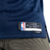 Regata Icon Edition Memphis Grizzlies Nike 2018/25 em azul e branca, destacando o emblema da equipe e o estilo 'Grit and Grind'. Vestuário de torcedor que une moda e esportividade para os amantes do basquete