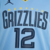 Regata Statement Edition Memphis Grizzlies Jordan 2022/25 em azul claro, destacando o nome do time em azul marinho e o logo de Memphis em dourado. Uma peça única que transmite estilo e autenticidade, substituindo o uniforme anterior dos Grizzlies