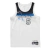 nova regata City Edition do Minnesota Timberwolves para a temporada 2024-2025. A camisa, predominantemente branca e preta, apresenta um design inspirado nos lagos congelados de Minnesota, com um padrão de gelo invernal criado à mão.