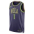 Nova Regata City Edition 2024-25 do New Orleans Pelicans. Em roxo vibrante e verde brilhante, combina design moderno inspirado na vida noturna e na herança cultural de Nova Orleans, com detalhes em dourado e padrão espinha de peixe entrelaçado.