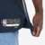 Regata Statement Edition do New York Knicks, azul marinho e laranja, com design moderno e logotipo Air Jordan no canto superior direito.