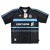 Terceira Camisa Retrô do Olympique de Marseille Adidas 1999/00 em azul marinho e azul celeste disponível na Tevo Sports. Uma reprodução autêntica usada na Liga dos Campeões de 99-00 durante jogos memoráveis contra Manchester United e Lazio.