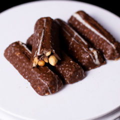 Bombom Sucesso 40 unidades DE 30g- Recheado com Amendoim Torrado - SAGRADO CHOCOLATES
