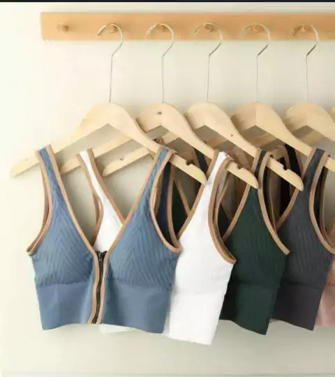 TOP IBBIE CON BORDES BEIGE Y CIERRE IMPORTADO (605)