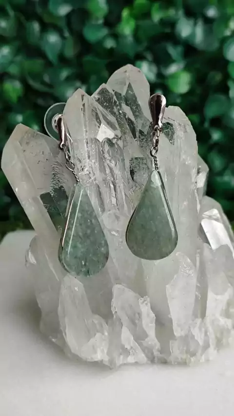 BRINCO FOLHA QUARTZO VERDE BANHO PRATA - A PEDRA DA SAÚDE