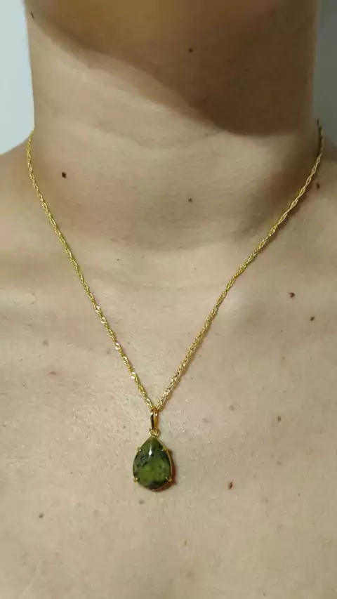 COLAR COM PINGENTE GOTA JADEÍTA - HONESTIDADE E PACIÊNCIA