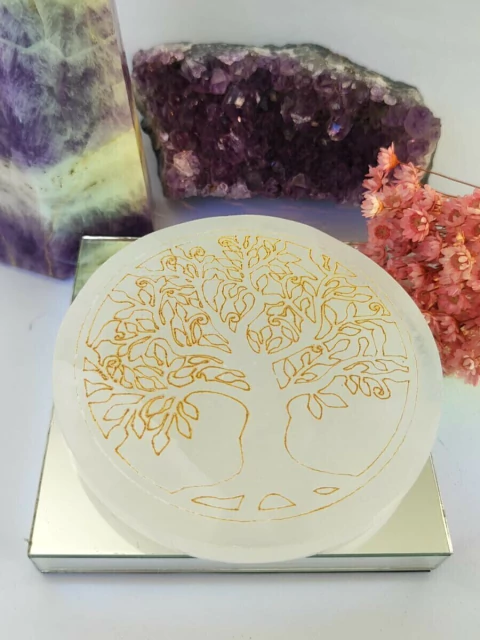 PLACA REDONDA SELENITA GRAVADA ARVORE DA VIDA - PURIFICAÇÃO E PAZ