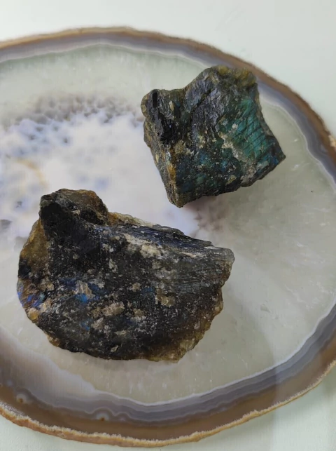 LABRADORITA BRUTA - PEDRA DA MAGIA E DA ELEVAÇÃO DE CONSCIÊNCIA 90-100G