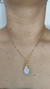 COLAR COM PINGENTE GOTA PEDRA DA LUA FOLHEADO