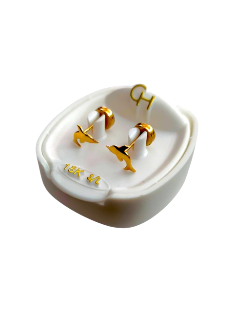 Aros abridores de oro en forma de delfín, presentados en una caja blanca.