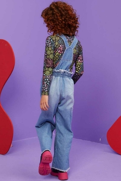Conjunto Infanti Jardineira Jeans e Blusa na internet