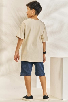 Conjunto John Fox Camisa Bege Folha e Bermuda Jeans - comprar online