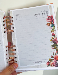 Agenda VINTAGE 2024 - 1 Dia por Página - capa Borboletas com tassel de pedras - belajupersonalizados