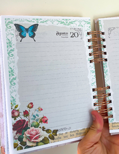 Agenda VINTAGE 2024 - 1 Dia por Página - capa Borboletas com tassel de pedras na internet