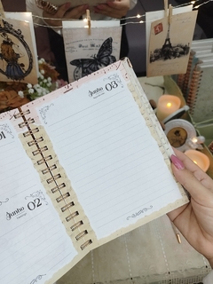 Agenda VINTAGE 2024 - 1 Dia por Página - capa Borboletas com tassel de pedras - loja online