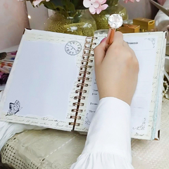 Imagem do Agenda VINTAGE 2024 - 1 Dia por Página - capa Borboletas com tassel de pedras