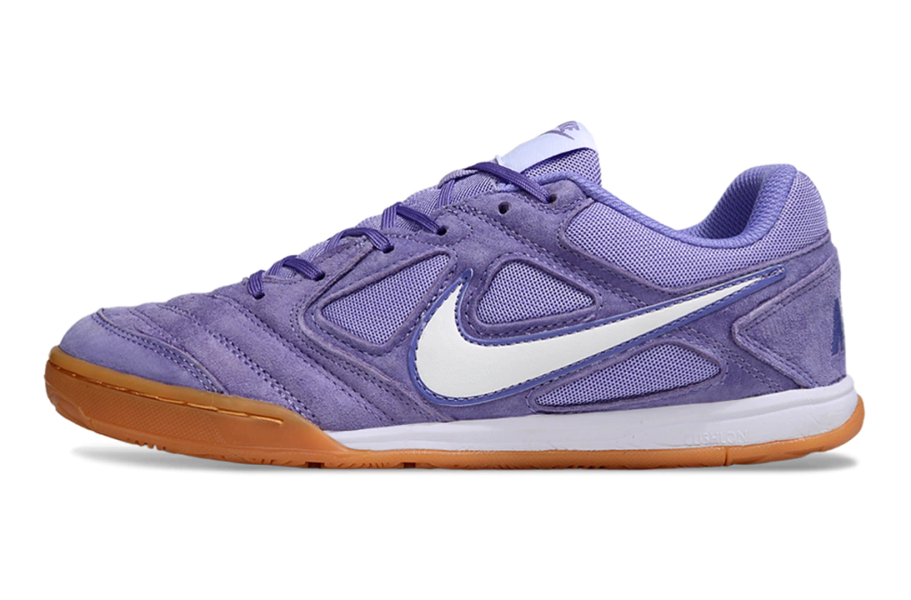 Chuteira Nike SB Gato Futsal Roxo em Couro com Design Supreme