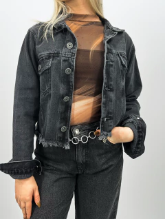 JAQUETA JEANS PRETA ESTONADA - comprar online