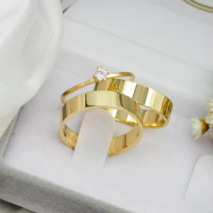 Par de alianças banhadas a ouro 18k com acabamento brilhante, exibindo um design elegante e moderno.