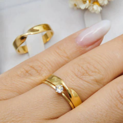 Par de alianças banhadas a ouro 18k com acabamento brilhante, exibindo um design elegante e moderno.