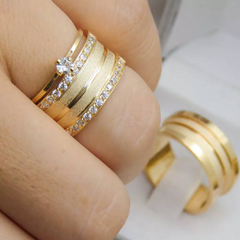 Par de alianças banhadas a ouro 18k com acabamento brilhante, exibindo um design elegante e moderno.
