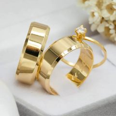 Par de alianças banhadas a ouro 18k com acabamento brilhante, exibindo um design elegante e moderno.