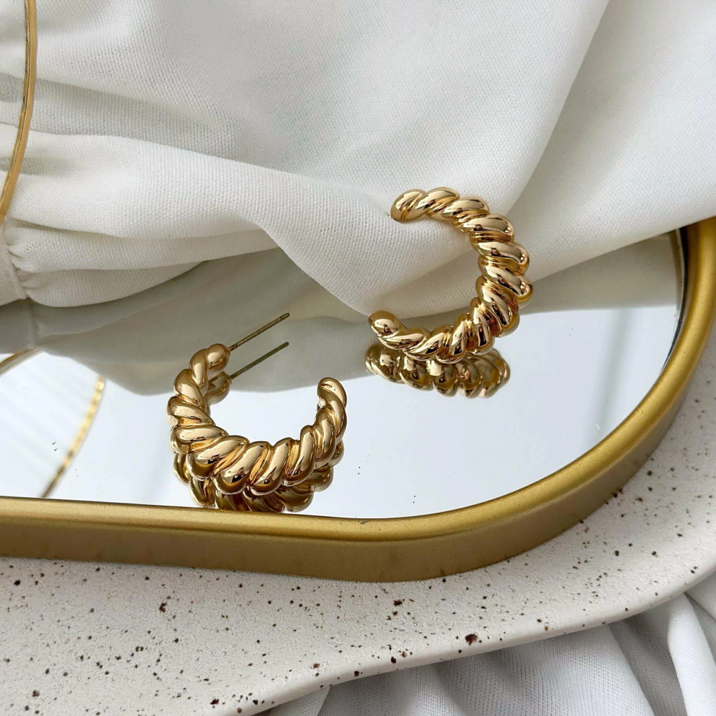 Brinco Folheado a Ouro 18K Torcido