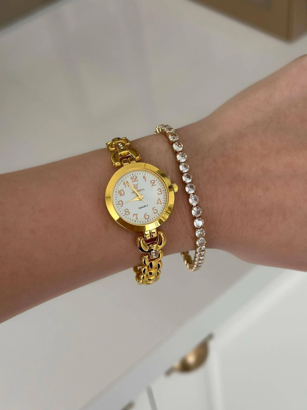Relógio Dourado com Fundo Branco Pulseira Elos