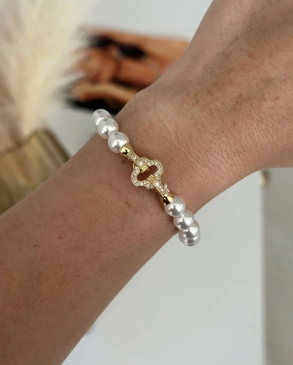 Pulseira Folheada a Ouro 18K com Pérolas Inspiração Virginia com Borda Revestida de Zircônia Menor