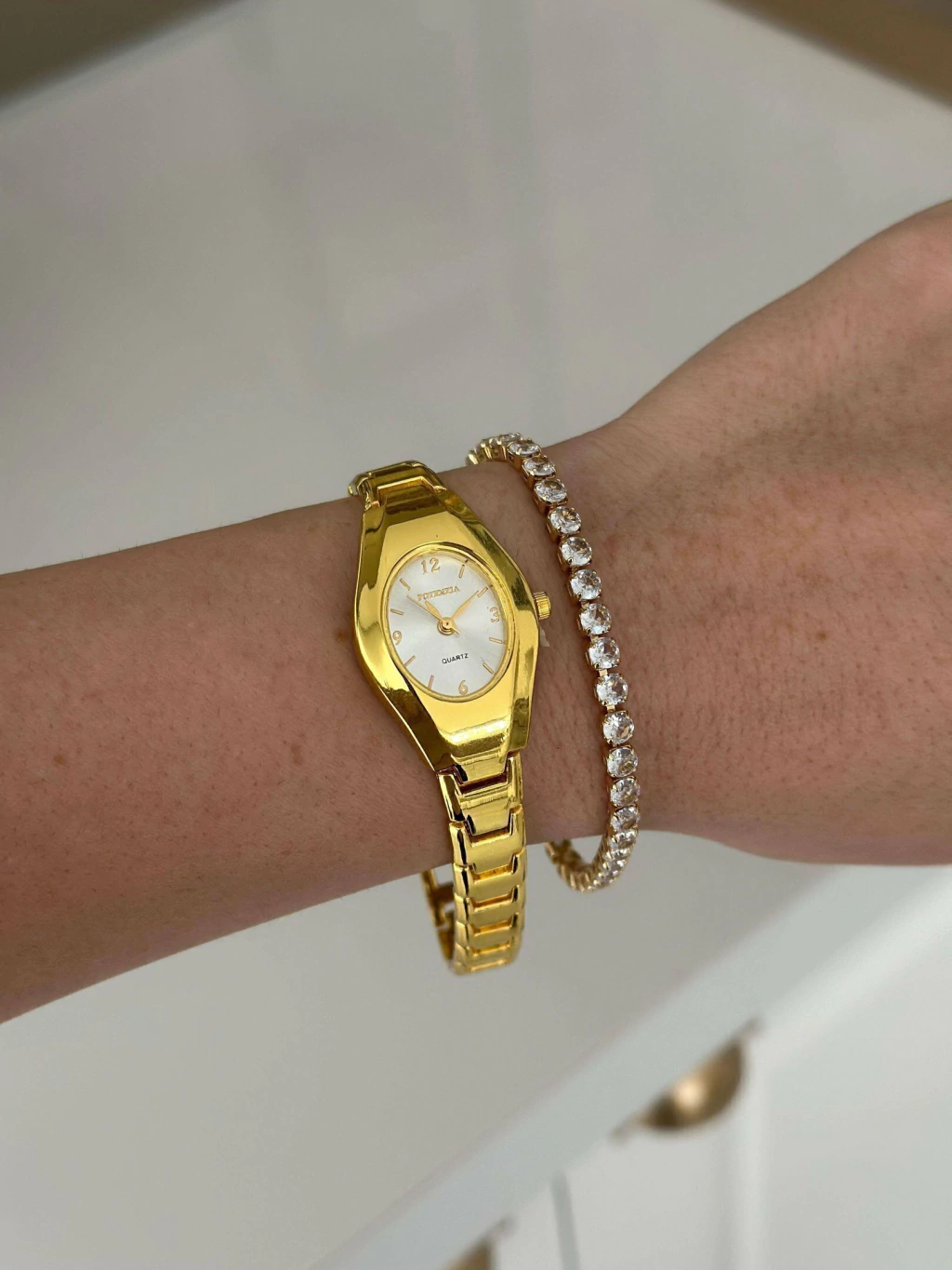 Relógio Dourado com Fundo Branco Oval