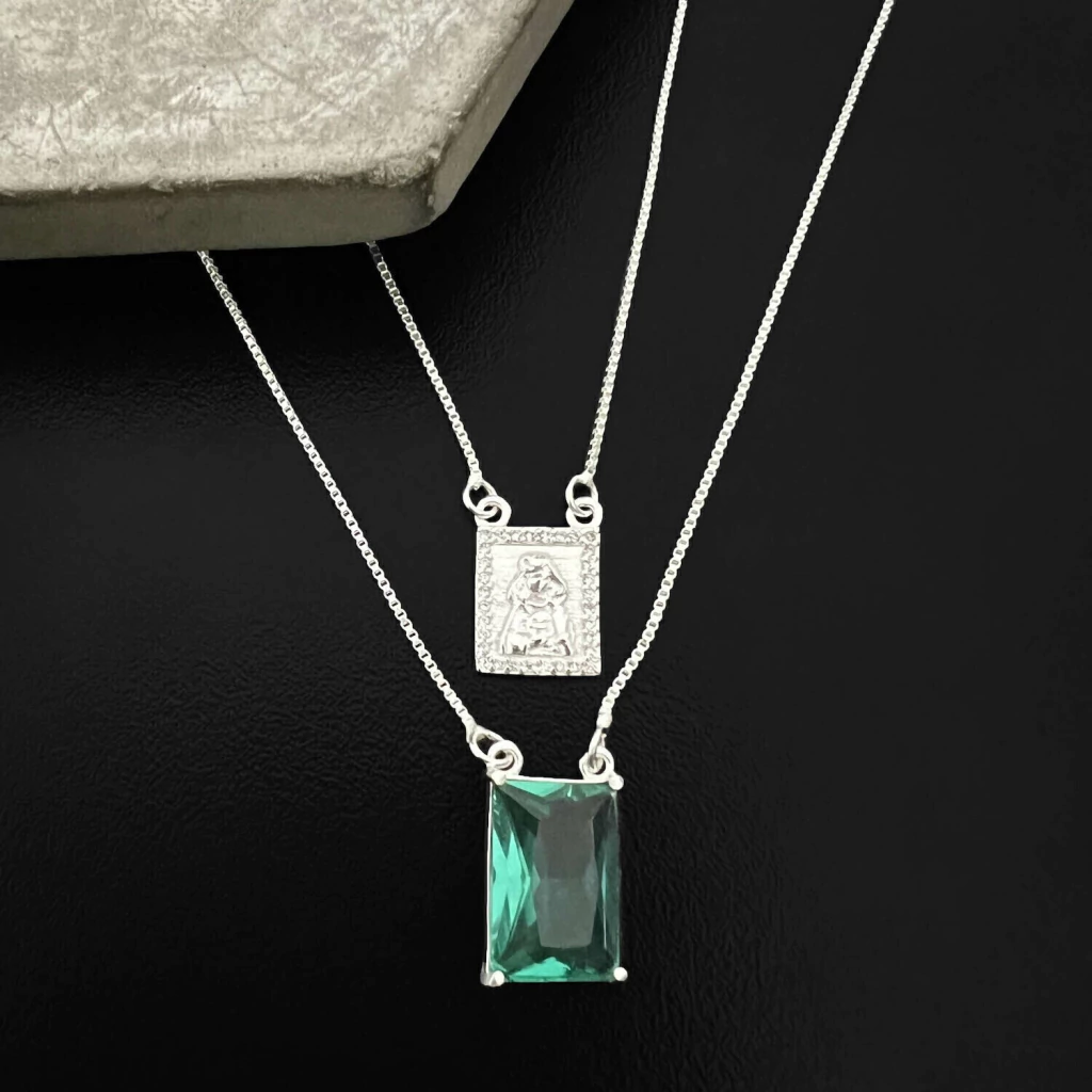 Escapulário Placa Cravejada Nossa Senhora c/ Pedra Verde 1mm Veneziana (Banho Prata 925)