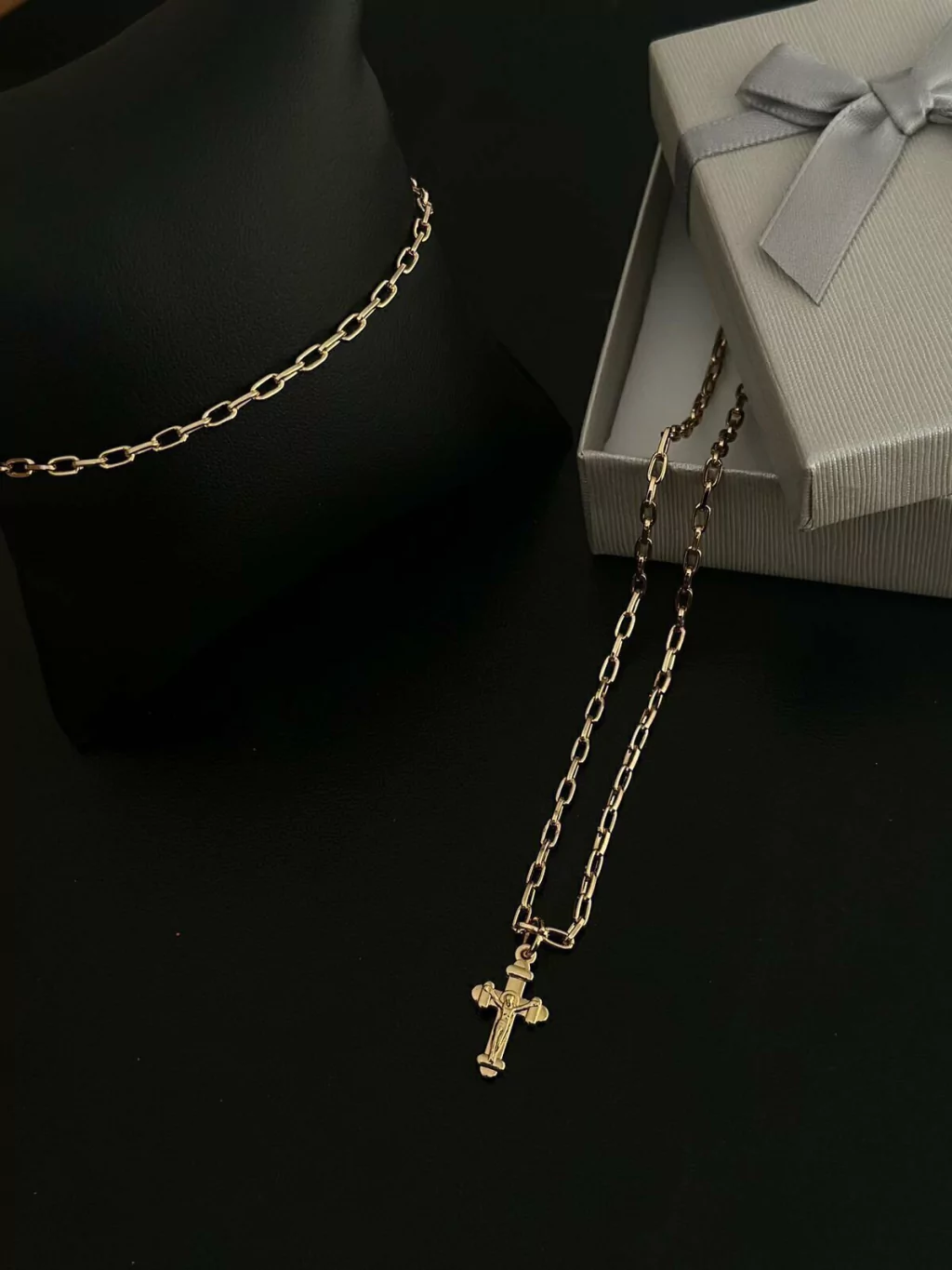 Colar Semijoia Jesus na Cruz Minimalista O