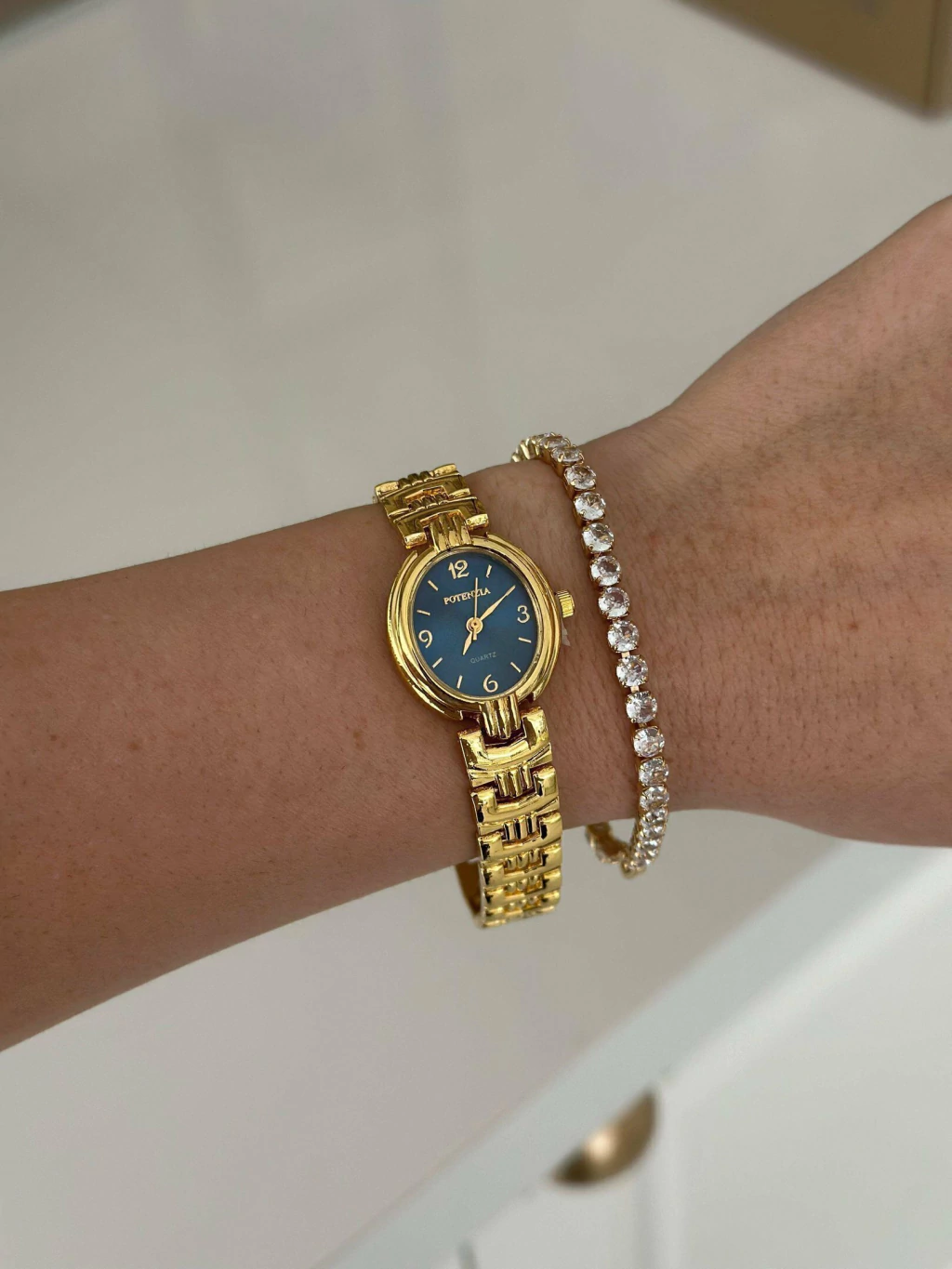 Relógio Dourado com Fundo Azul Oval