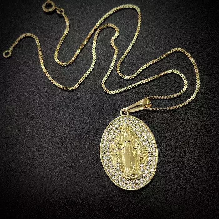Pingente Medalha Nossa Senhora Cravejada (3,5cmX2,4cm) (7g) (Banho Ouro 18k)