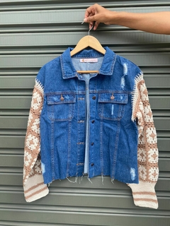 Jaqueta Manga Crochê Branco e Bege Jeans Escuro